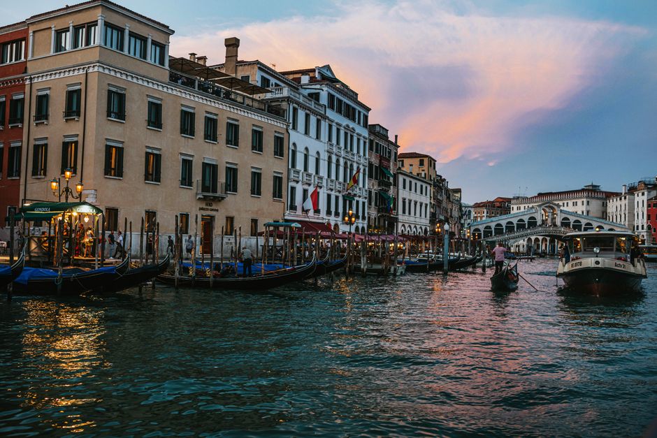Passeio de Gondola em Veneza ao Entardecer