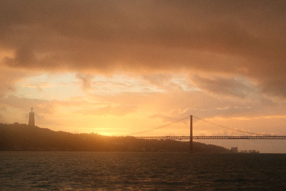 Cruzeiro ao Pôr do Sol no Rio Tejo